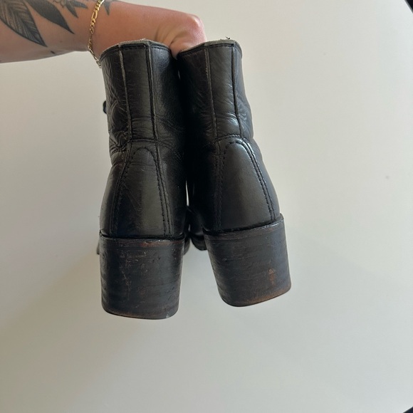 Vintage Frye Sabrina 6G Black Leather Boots 8.5 USA Lace Up Combat Block Heel - Picture 4 of 7